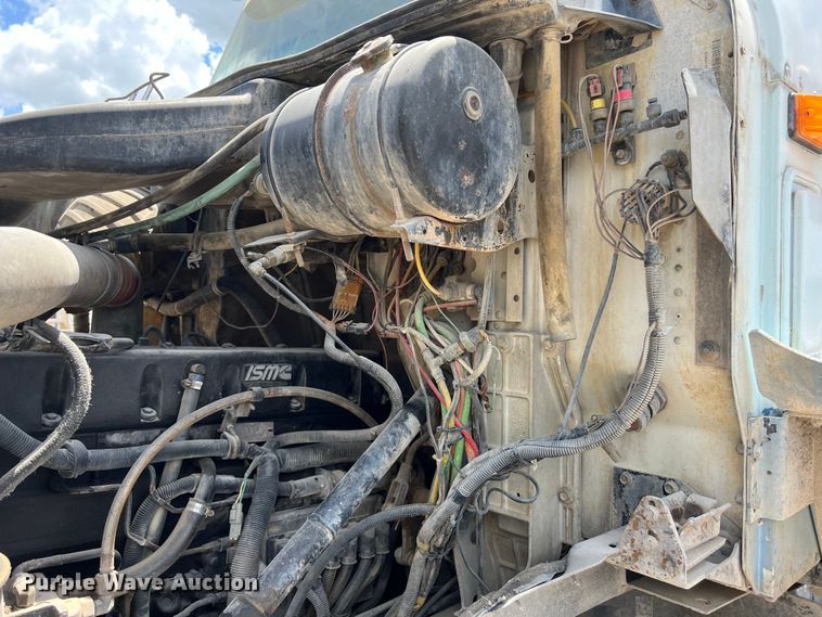 image for item LU9955 2003 International  5600i ready mix truck