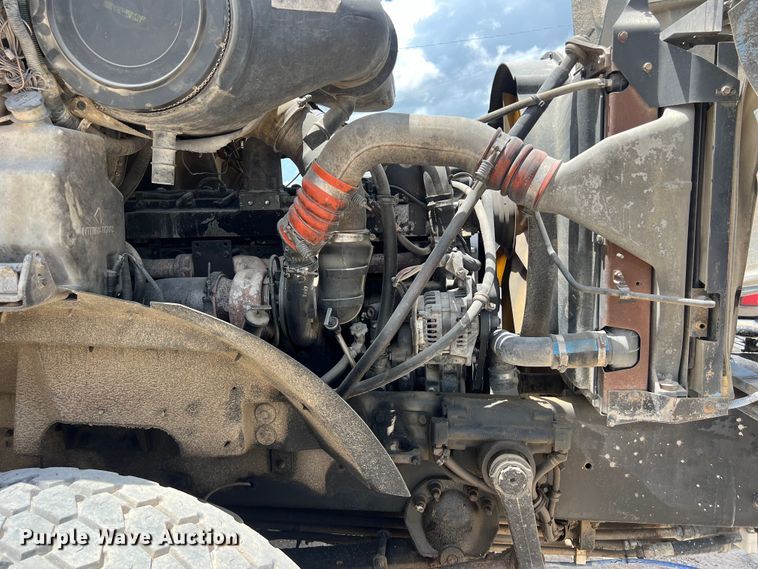 image for item LU9955 2003 International  5600i ready mix truck