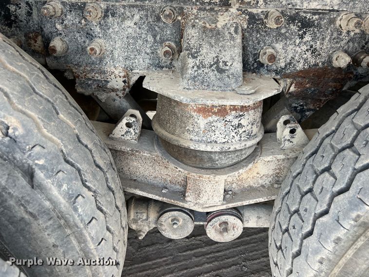 image for item LU9955 2003 International  5600i ready mix truck