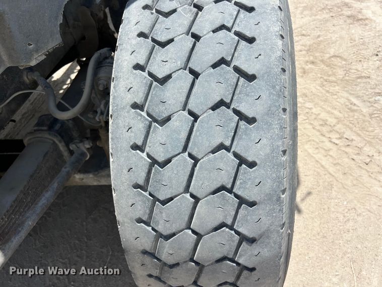 image for item LU9955 2003 International  5600i ready mix truck