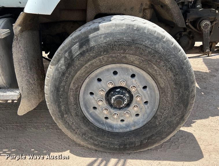 image for item LU9955 2003 International  5600i ready mix truck