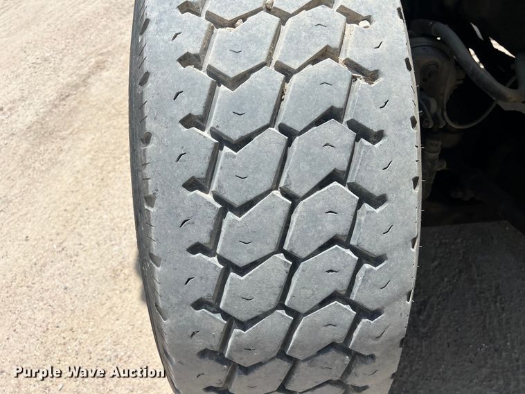 image for item LU9955 2003 International  5600i ready mix truck