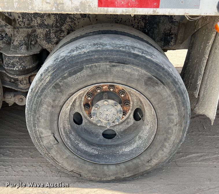 image for item LU9955 2003 International  5600i ready mix truck