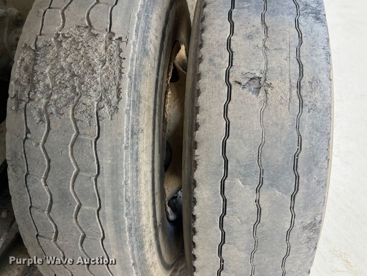 image for item LU9955 2003 International  5600i ready mix truck