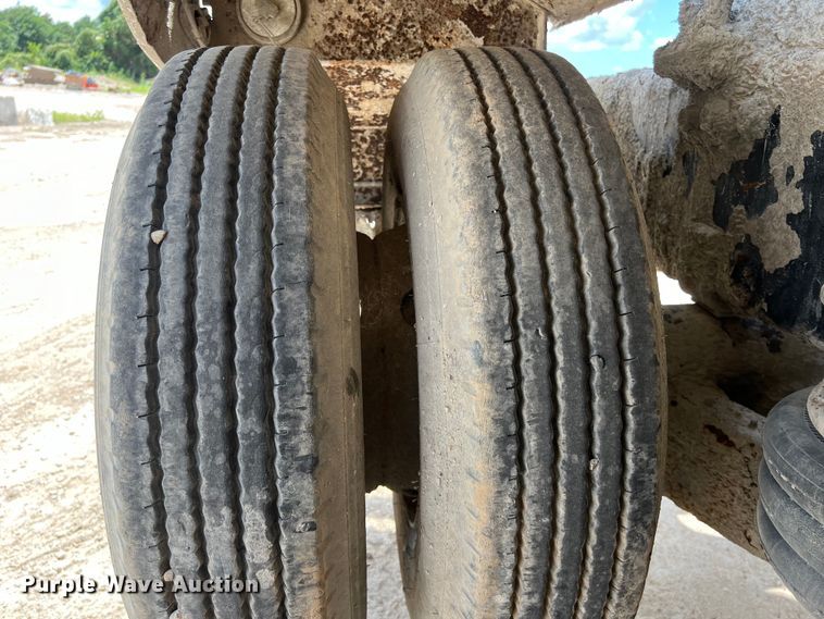 image for item LU9955 2003 International  5600i ready mix truck