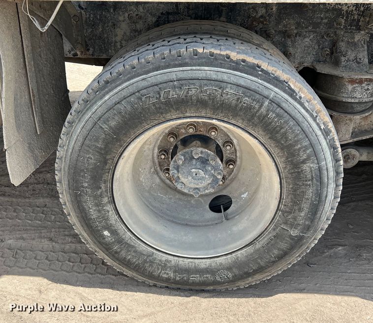 image for item LU9955 2003 International  5600i ready mix truck