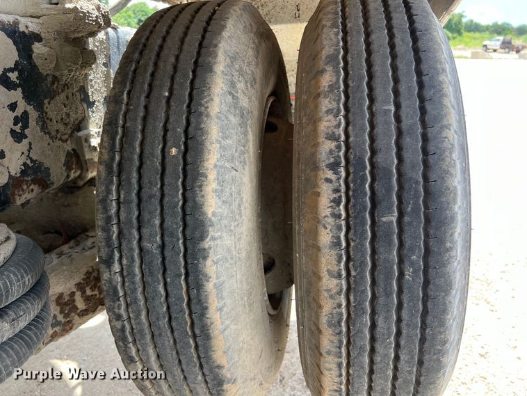 image for item LU9955 2003 International  5600i ready mix truck