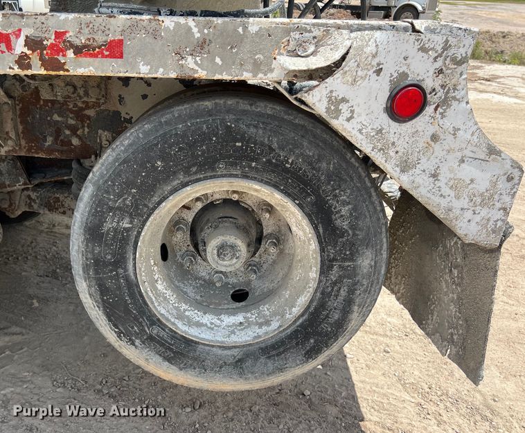 image for item LU9955 2003 International  5600i ready mix truck