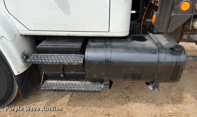 image for item LU9961 1995 International 4700 water truck