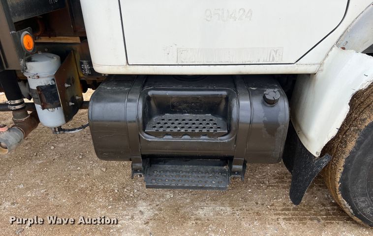 image for item LU9961 1995 International 4700 water truck