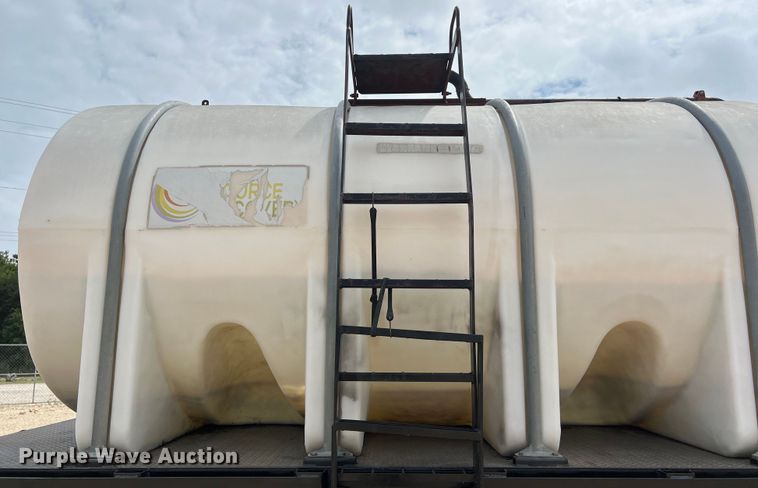 image for item LU9961 1995 International 4700 water truck