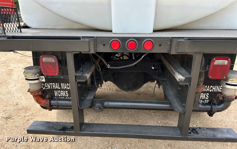 image for item LU9961 1995 International 4700 water truck