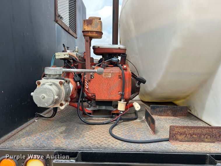 image for item LU9961 1995 International 4700 water truck