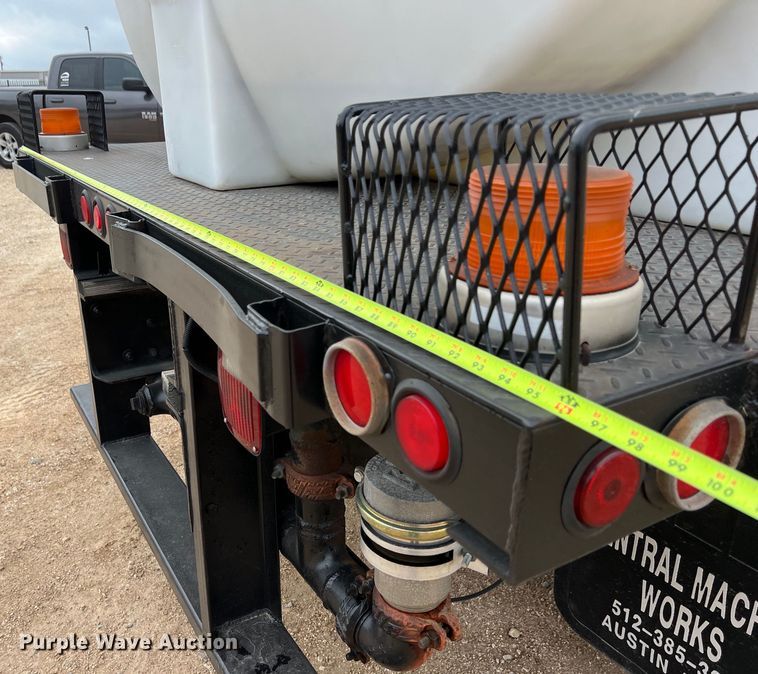 image for item LU9961 1995 International 4700 water truck