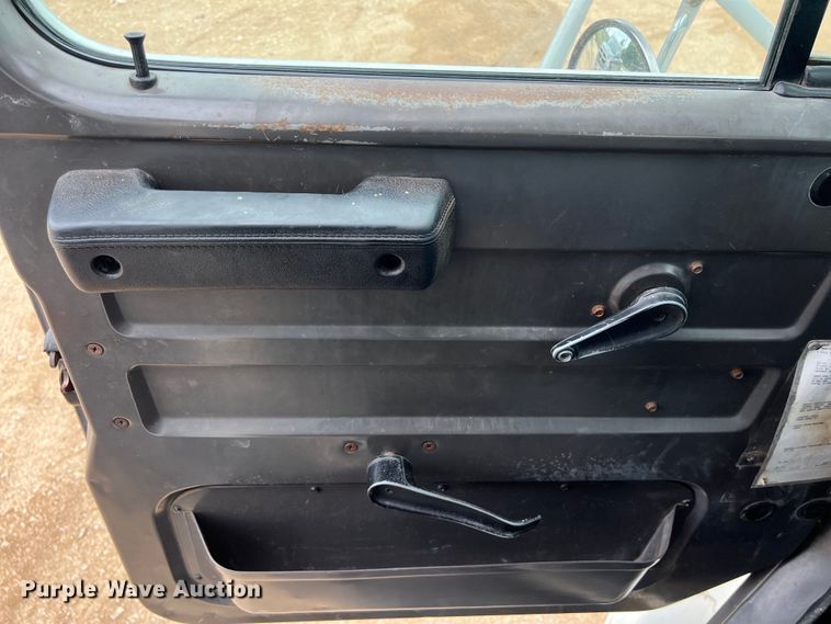 image for item LU9961 1995 International 4700 water truck