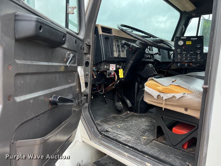 image for item LU9961 1995 International 4700 water truck