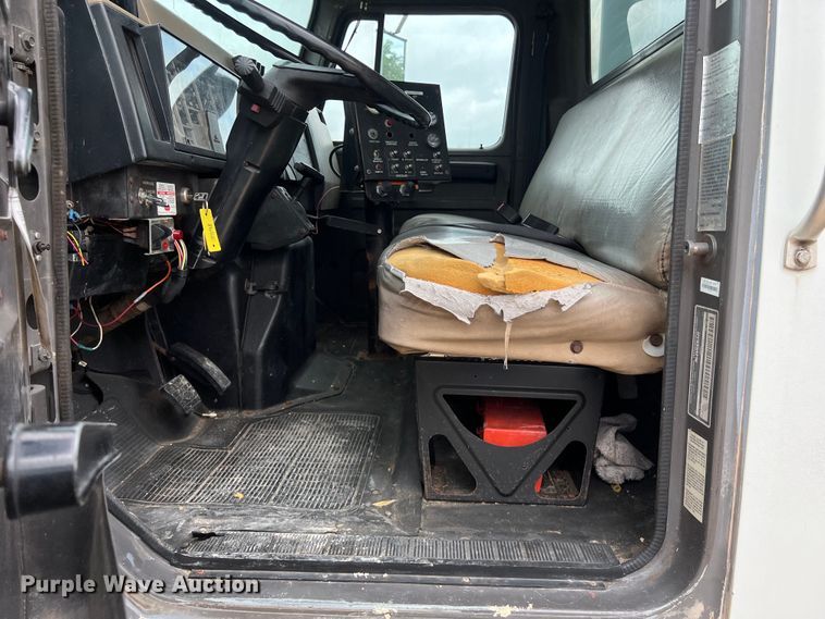 image for item LU9961 1995 International 4700 water truck