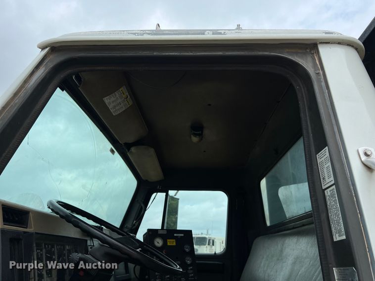 image for item LU9961 1995 International 4700 water truck