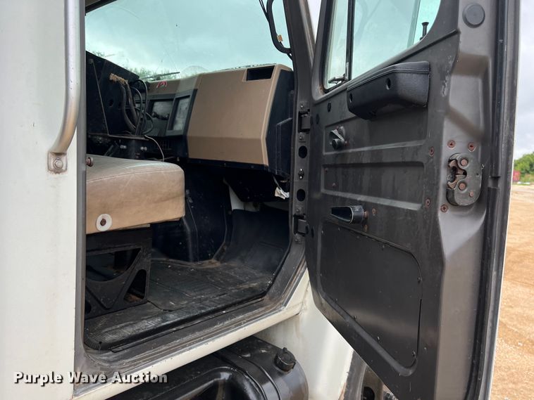 image for item LU9961 1995 International 4700 water truck