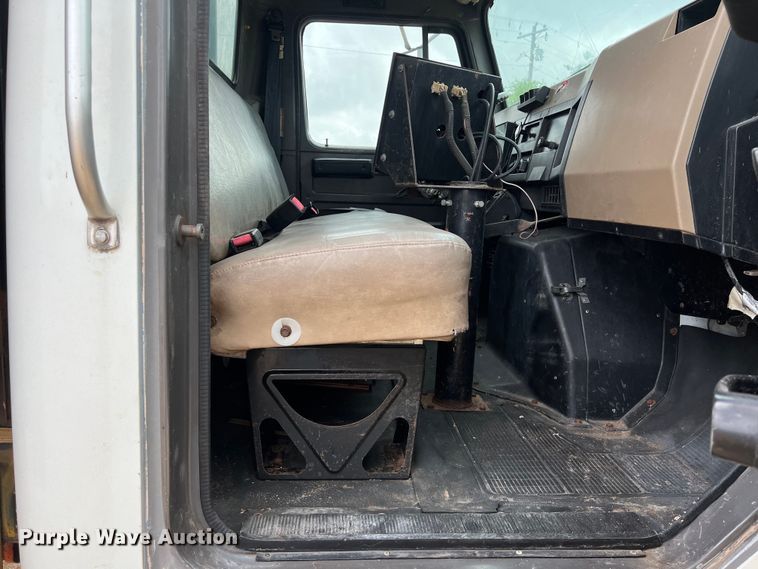 image for item LU9961 1995 International 4700 water truck