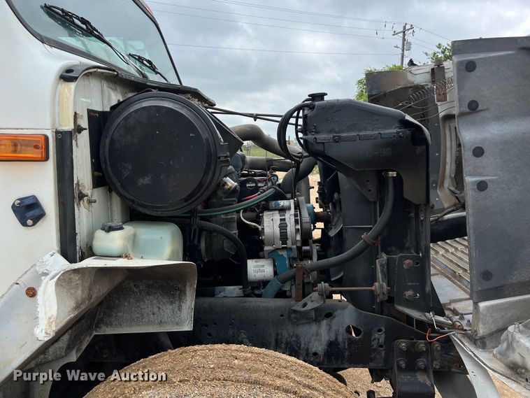 image for item LU9961 1995 International 4700 water truck