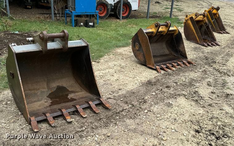 image for item MU9822 (4) backhoe buckets