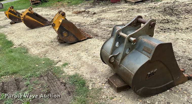 image for item MU9822 (4) backhoe buckets