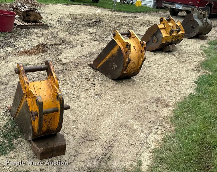 image for item MU9822 (4) backhoe buckets