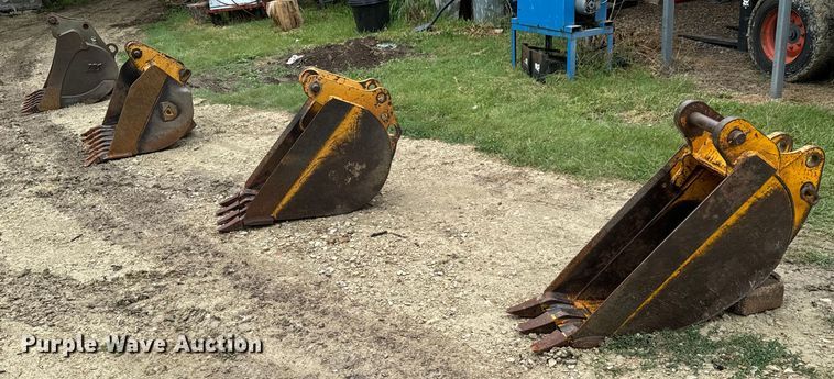 image for item MU9822 (4) backhoe buckets