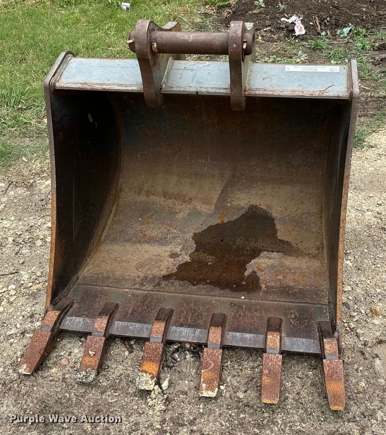 image for item MU9822 (4) backhoe buckets