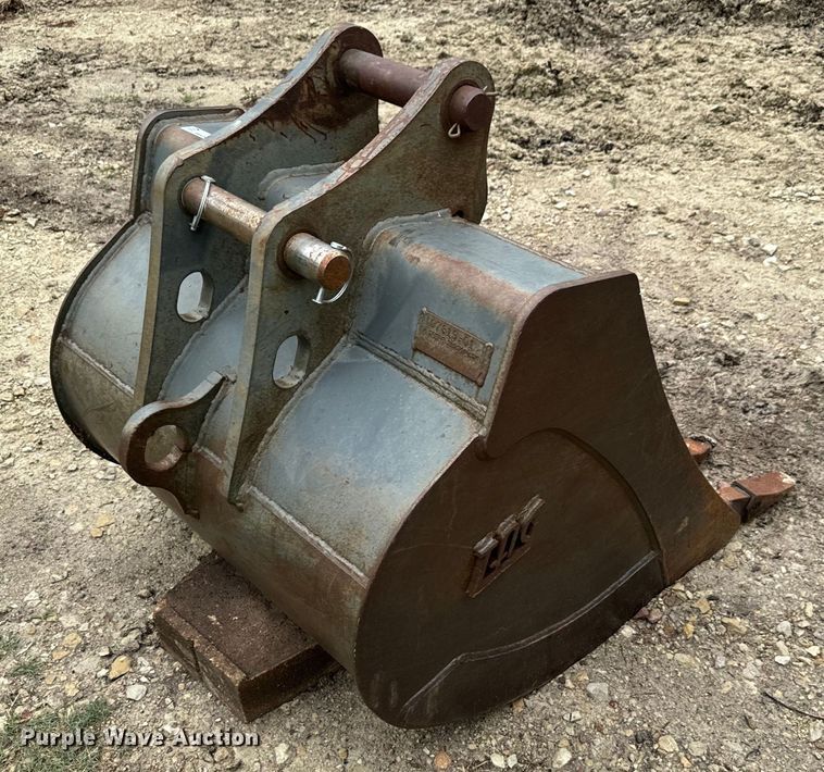 image for item MU9822 (4) backhoe buckets