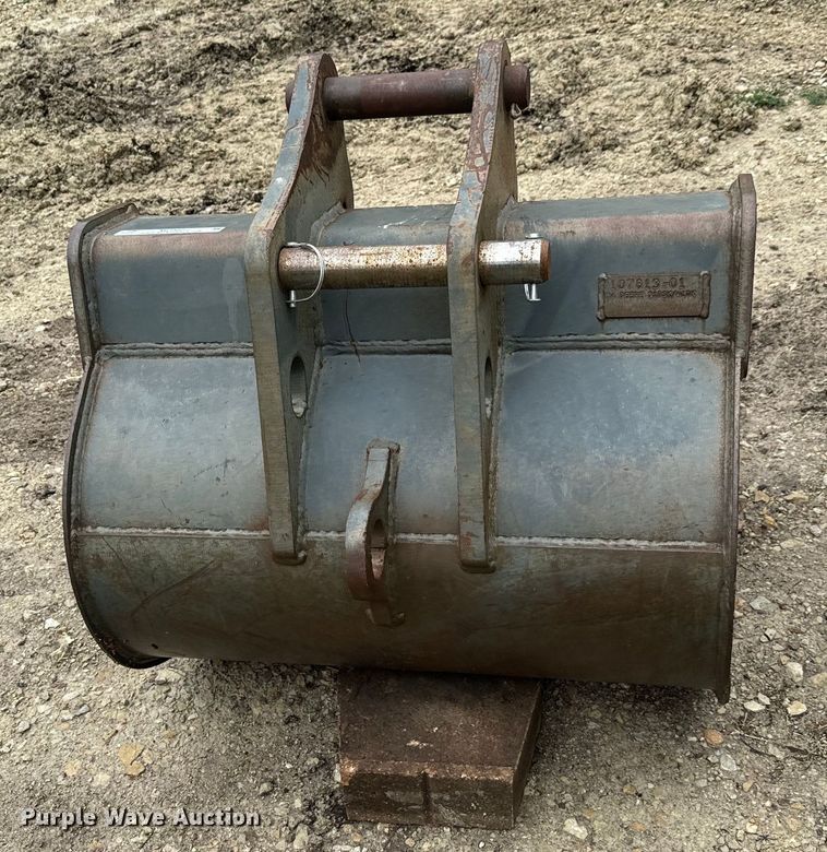 image for item MU9822 (4) backhoe buckets