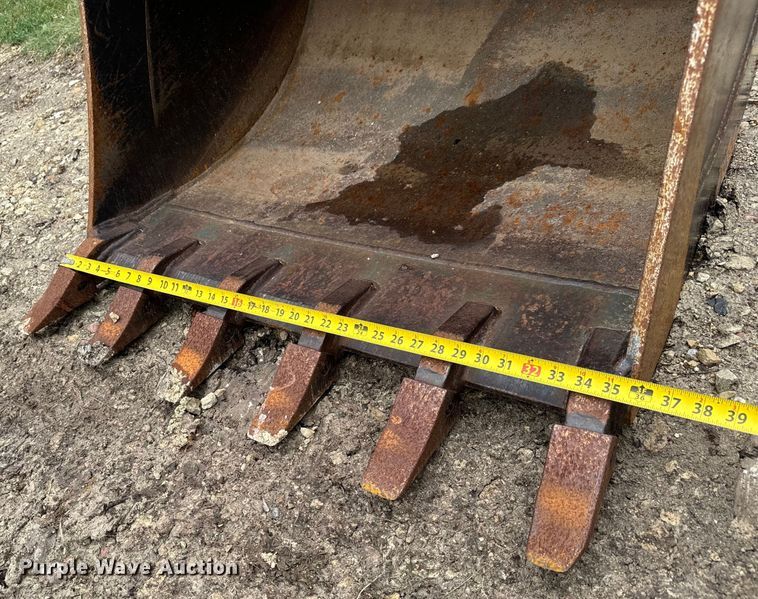 image for item MU9822 (4) backhoe buckets