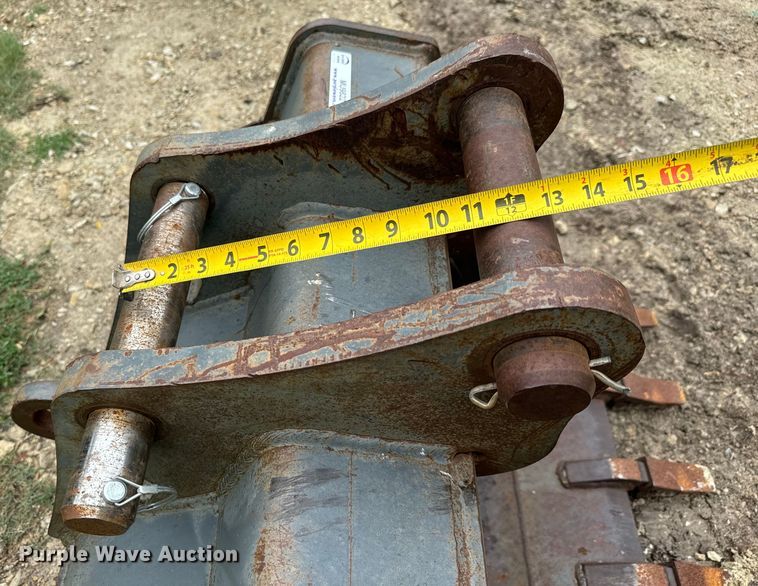 image for item MU9822 (4) backhoe buckets