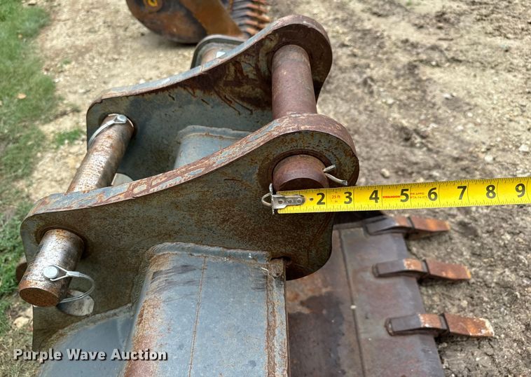 image for item MU9822 (4) backhoe buckets