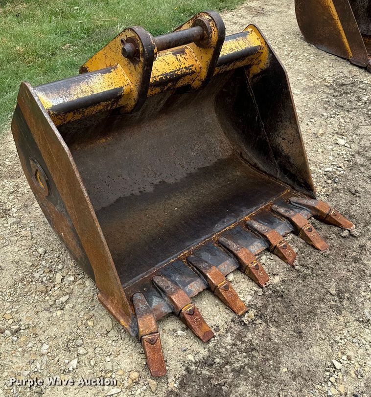 image for item MU9822 (4) backhoe buckets