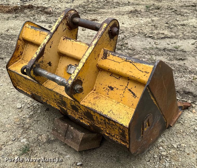 image for item MU9822 (4) backhoe buckets