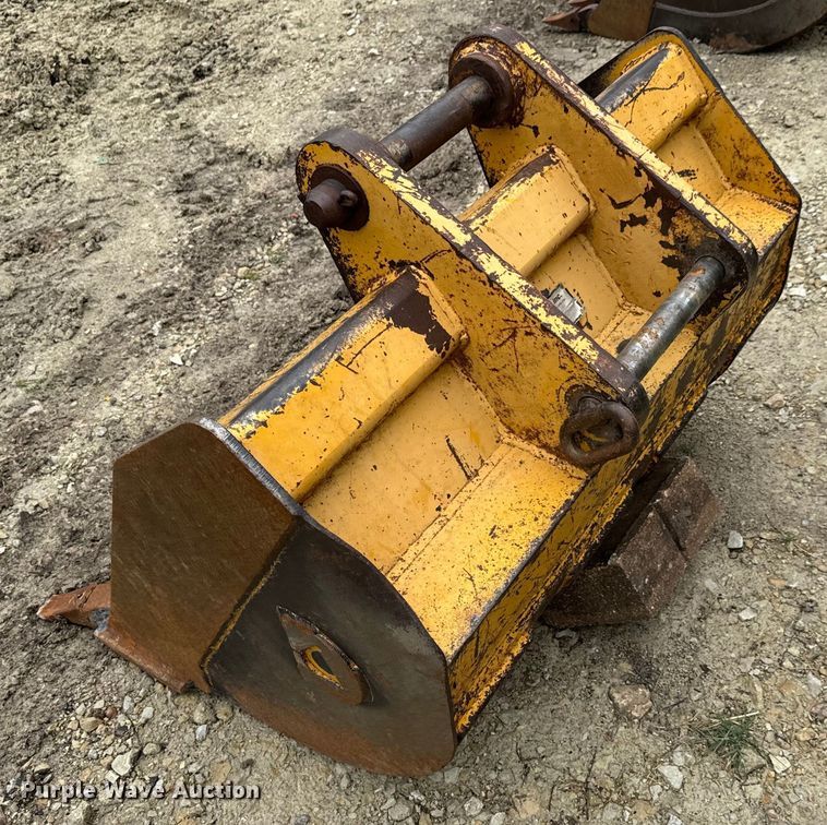 image for item MU9822 (4) backhoe buckets