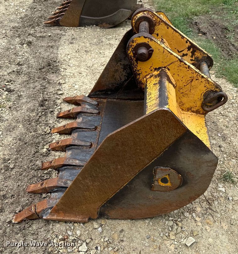 image for item MU9822 (4) backhoe buckets