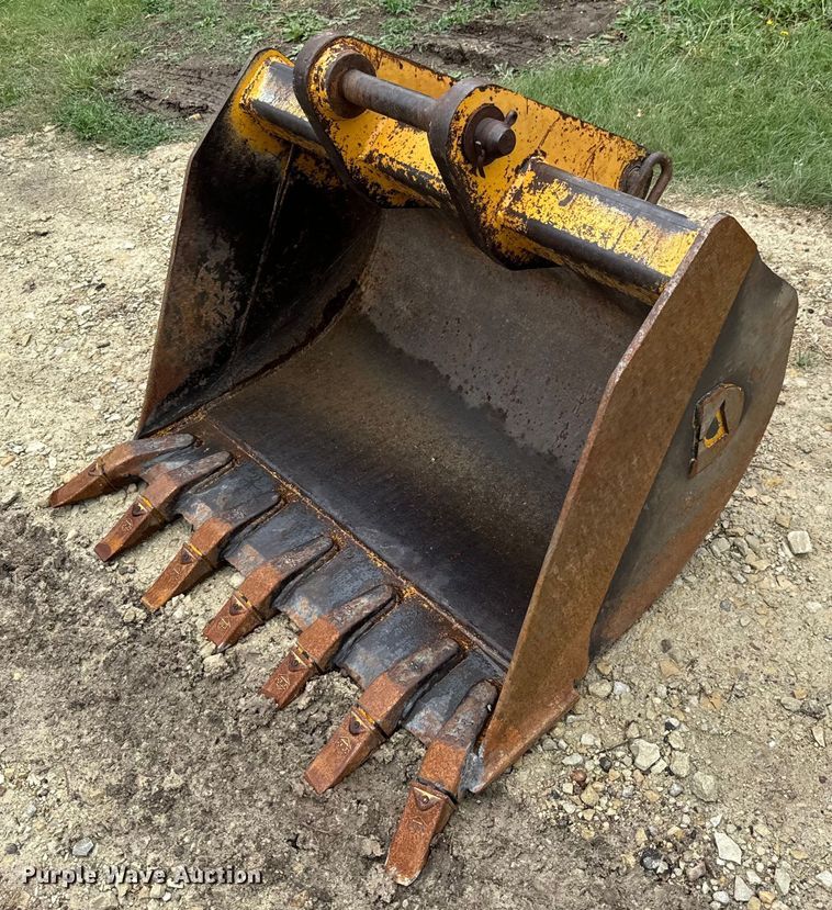 image for item MU9822 (4) backhoe buckets