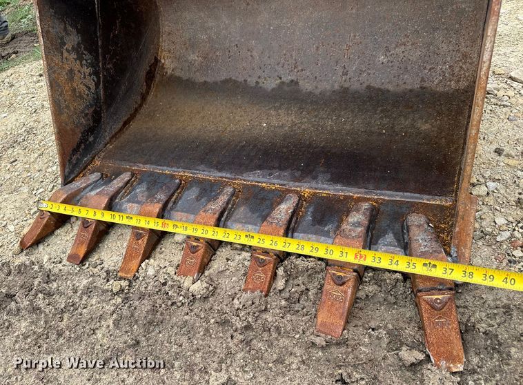 image for item MU9822 (4) backhoe buckets