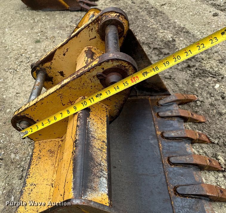 image for item MU9822 (4) backhoe buckets