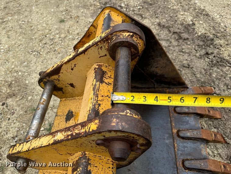 image for item MU9822 (4) backhoe buckets