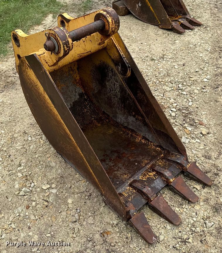 image for item MU9822 (4) backhoe buckets