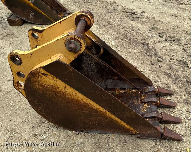 image for item MU9822 (4) backhoe buckets