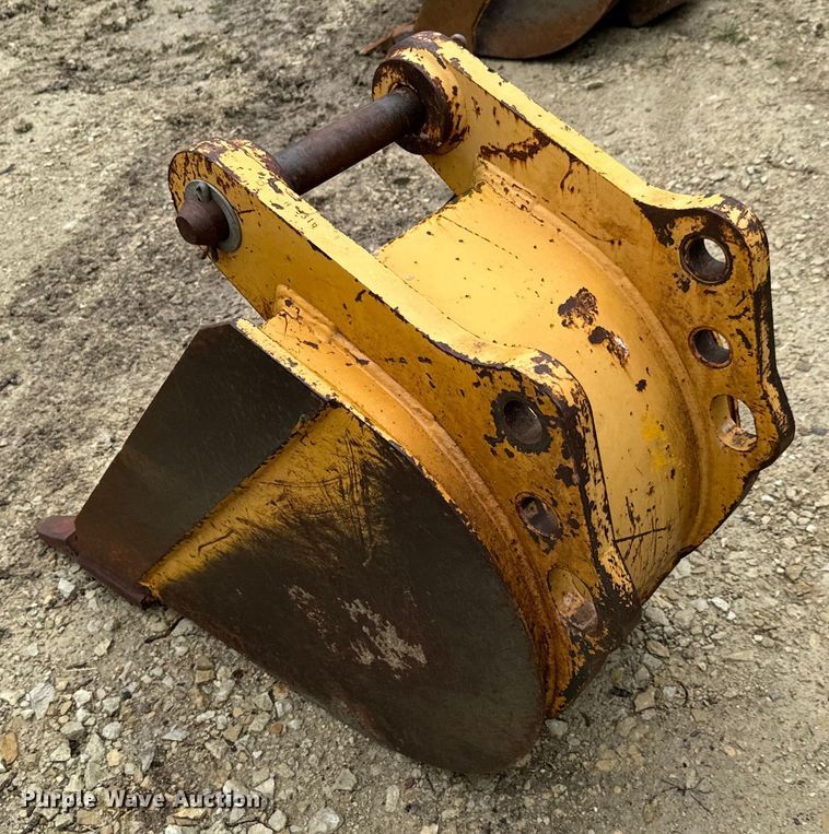 image for item MU9822 (4) backhoe buckets