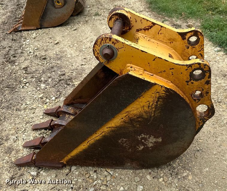 image for item MU9822 (4) backhoe buckets