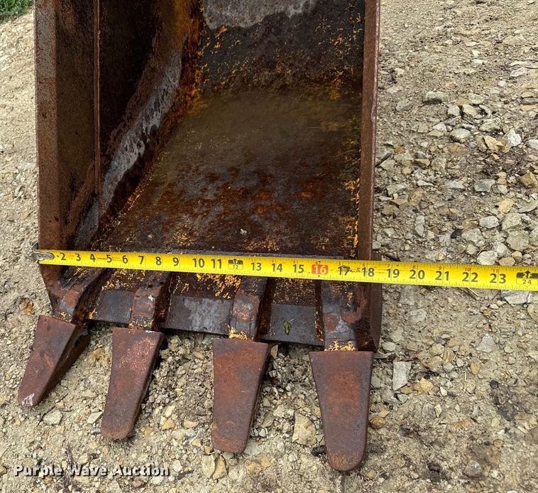 image for item MU9822 (4) backhoe buckets