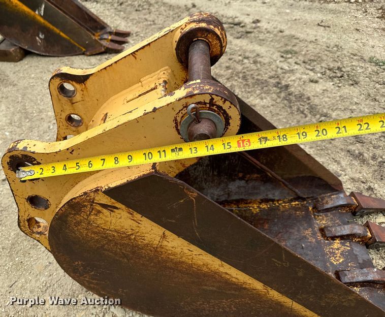 image for item MU9822 (4) backhoe buckets