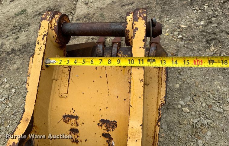 image for item MU9822 (4) backhoe buckets